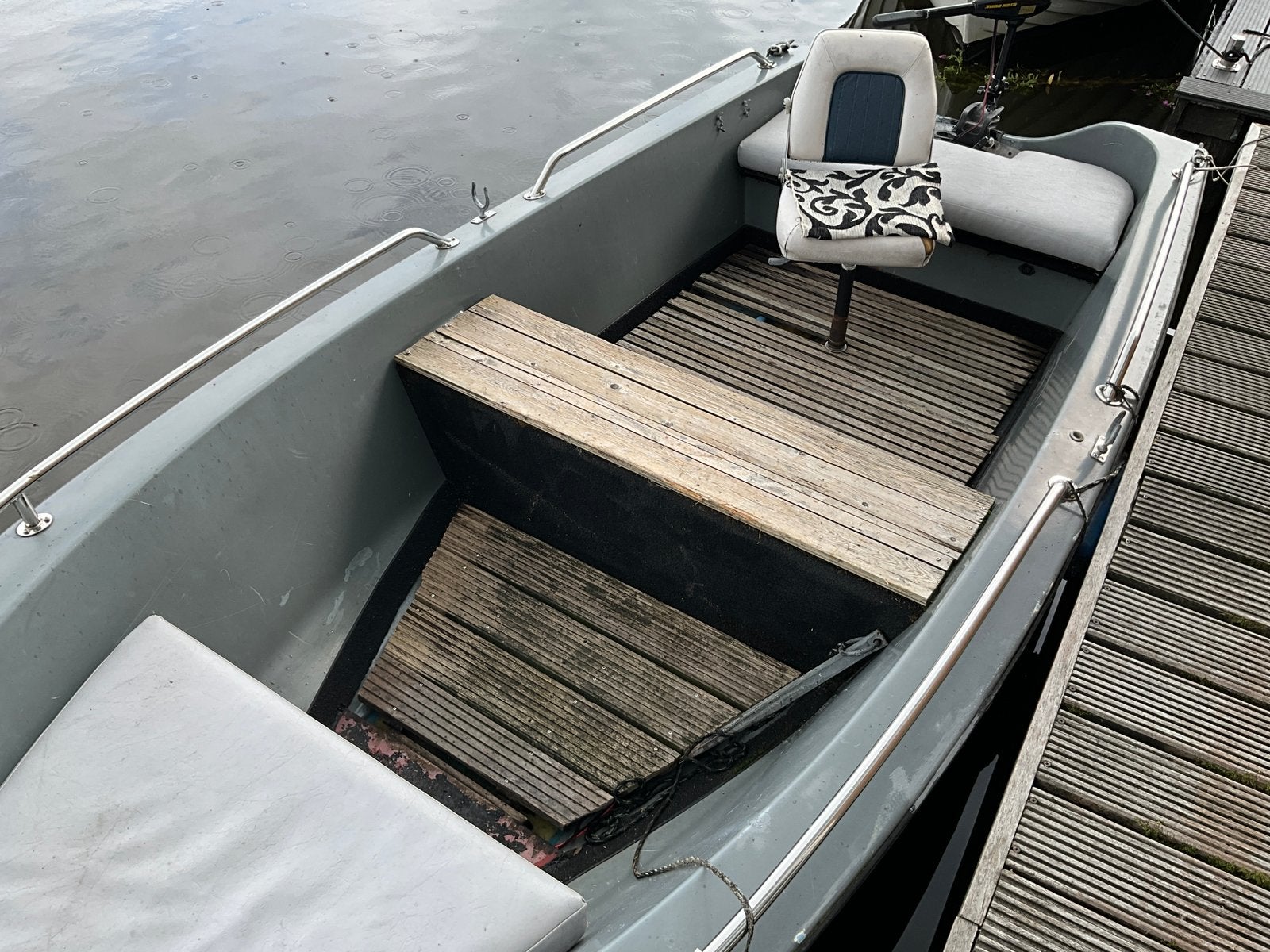 Foto 2 van Polyester bootje, L4 m, B1,5 m, zonder motor.