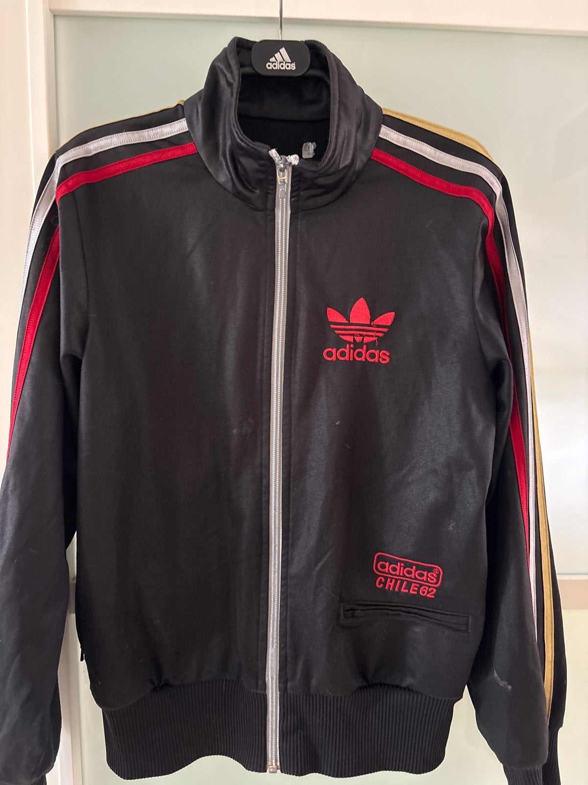 Adidas Chile 62 Track Jacket Zwart Rood Goud Zilver, Ophalen of Verzenden, Gedragen, Overige maten, Zwart