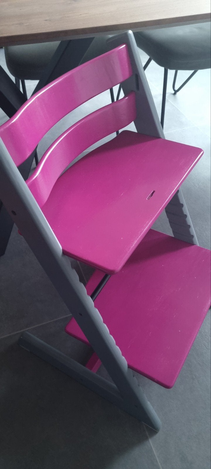 Stokke TrippTrapp stoel grijs met roze zitting, Ophalen, Zo goed als nieuw, Meegroeistoel, Aanschuifbaar