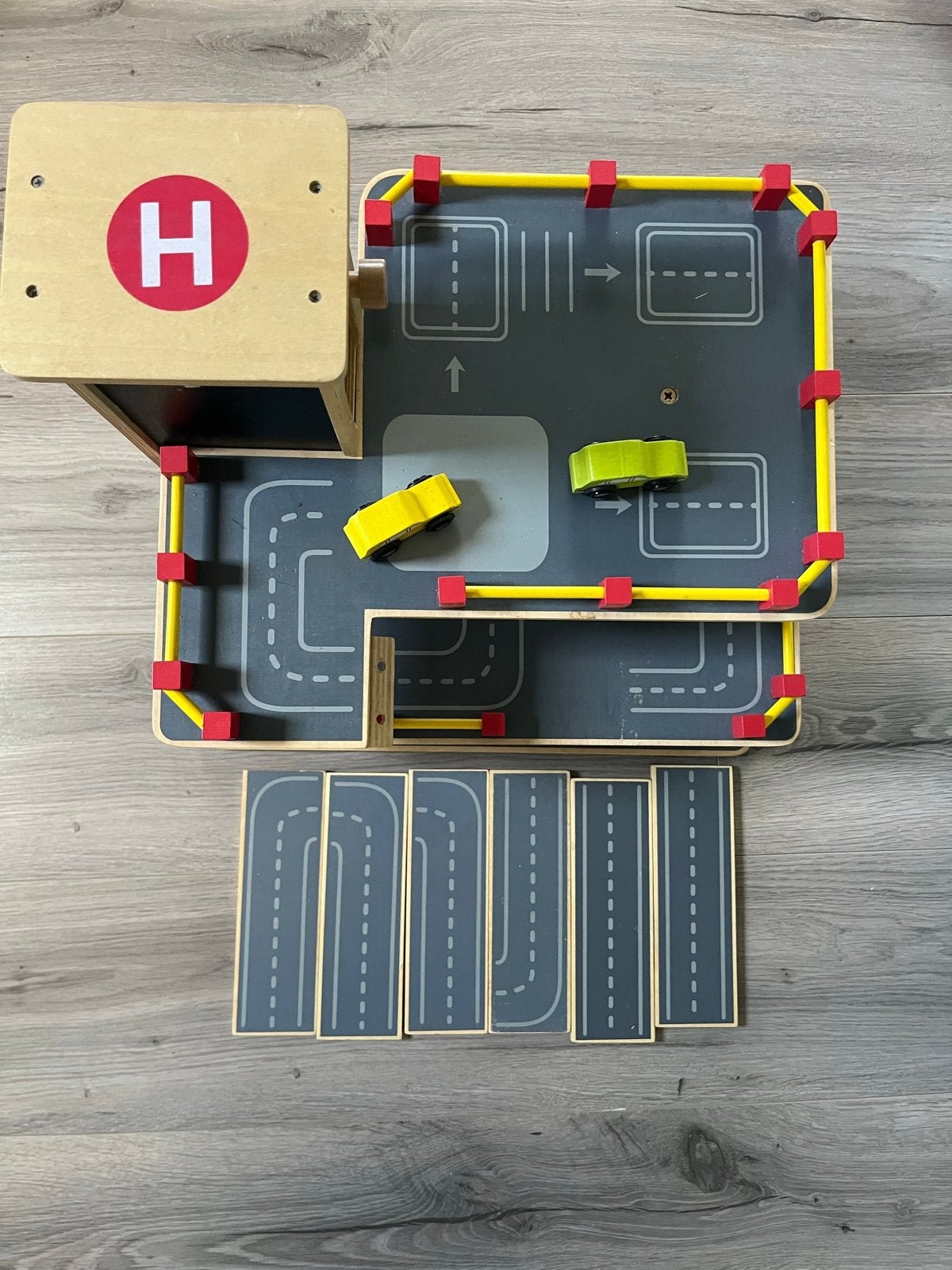IKEA houten garage met helikopterplatform en wegdelen, Ophalen of Verzenden, Gebruikt, Meubelstuk of Keukentje
