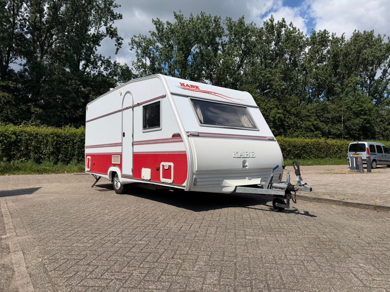 Kabe Briljant XL 470 1999 met mover, luifel en airco, Rondzit, Bedrijf, Kabe, Vast bed