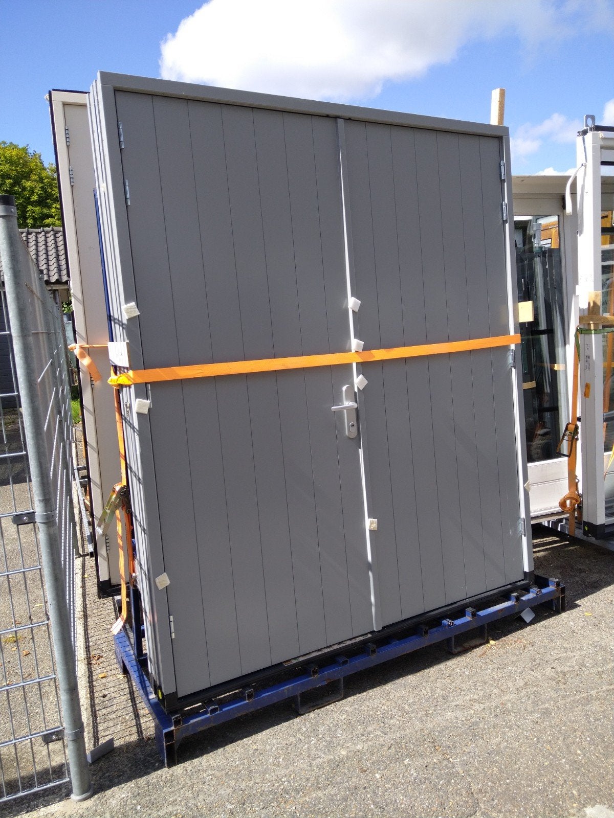 2 sets kozijn met dubbele garage deuren