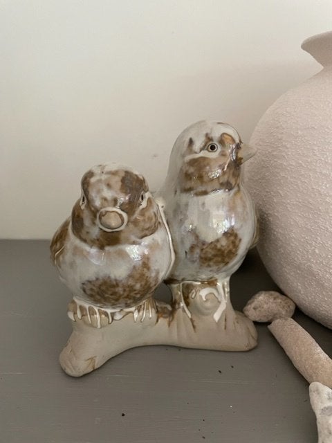 Vintage beeldje vogeltjes terracotta aardewerk geglazuurd., Ophalen, Zo goed als nieuw, Vogel, Beeldje of Figuurtje