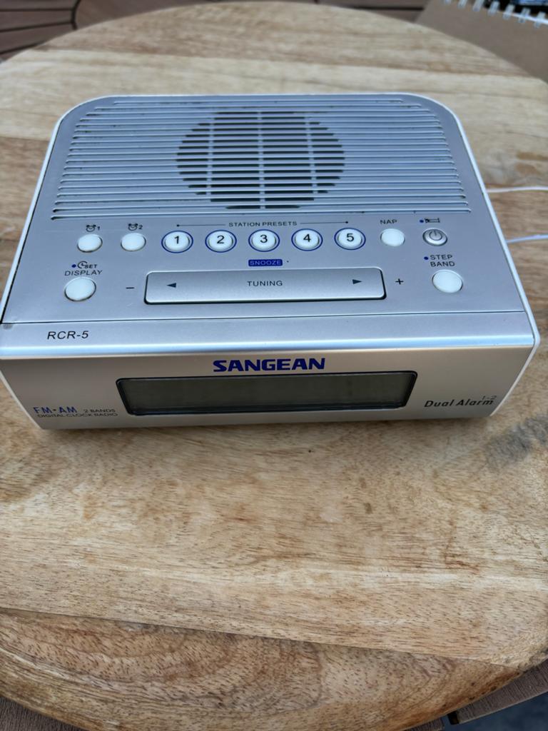 Sangean RCR-5 FM-AM Digitale Wekkerradio met Dubbel Alarm, Ophalen of Verzenden, Gebruikt, Radio