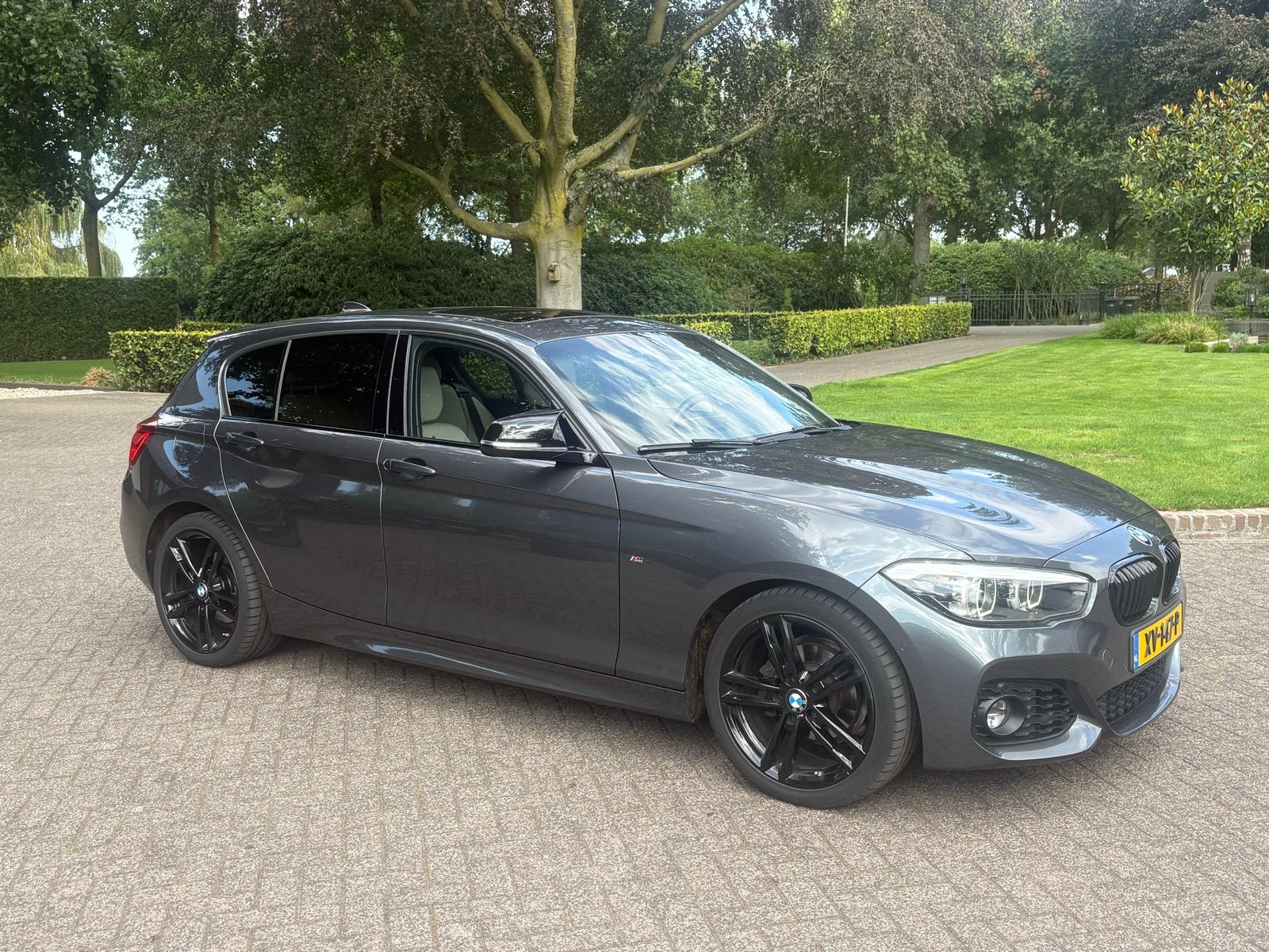 BMW 1-Serie 118i 136pk Aut 2019 Grijs, Auto's, 1295 kg, Origineel Nederlands, 650 kg, Particulier