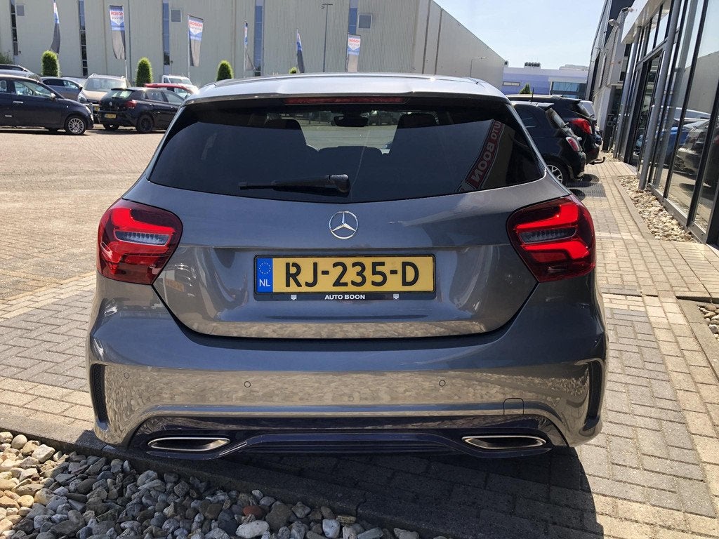 Mercedes-Benz A-klasse 180 AMG-LINE NAVI/LED/18"AMG/2XPDC/S&, Auto's, Voorwielaandrijving, Euro 6, 4 cilinders, Leder en Stof