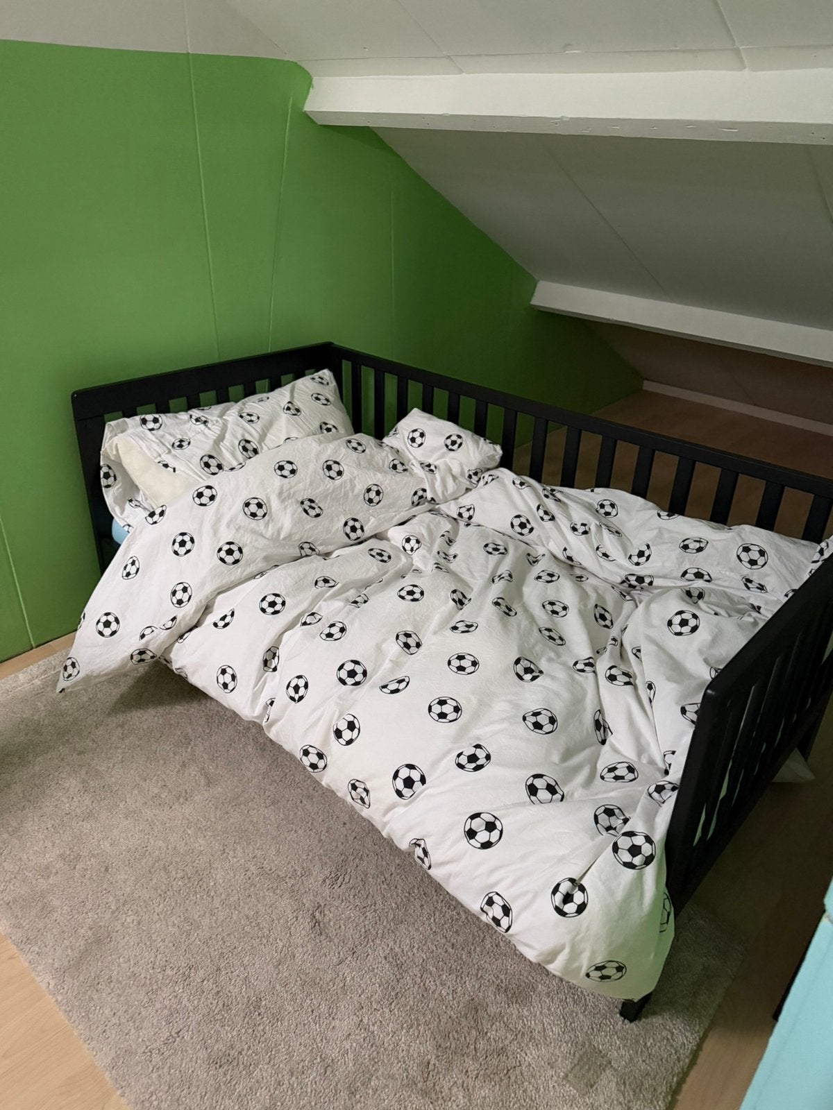 Peuterbed zwart, Kinderen en Baby's, Kinderkamer | Bedden, Ophalen, Zo goed als nieuw, 140 tot 160 cm, 70 tot 85 cm