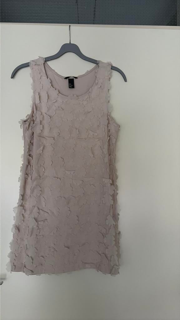 Partydress pareltje. Buy youself flowers. Damesjurk, maat M., Kleding | Dames, Jurken, Maat 38/40 (M), Beige, Nieuw, Ophalen of Verzenden
