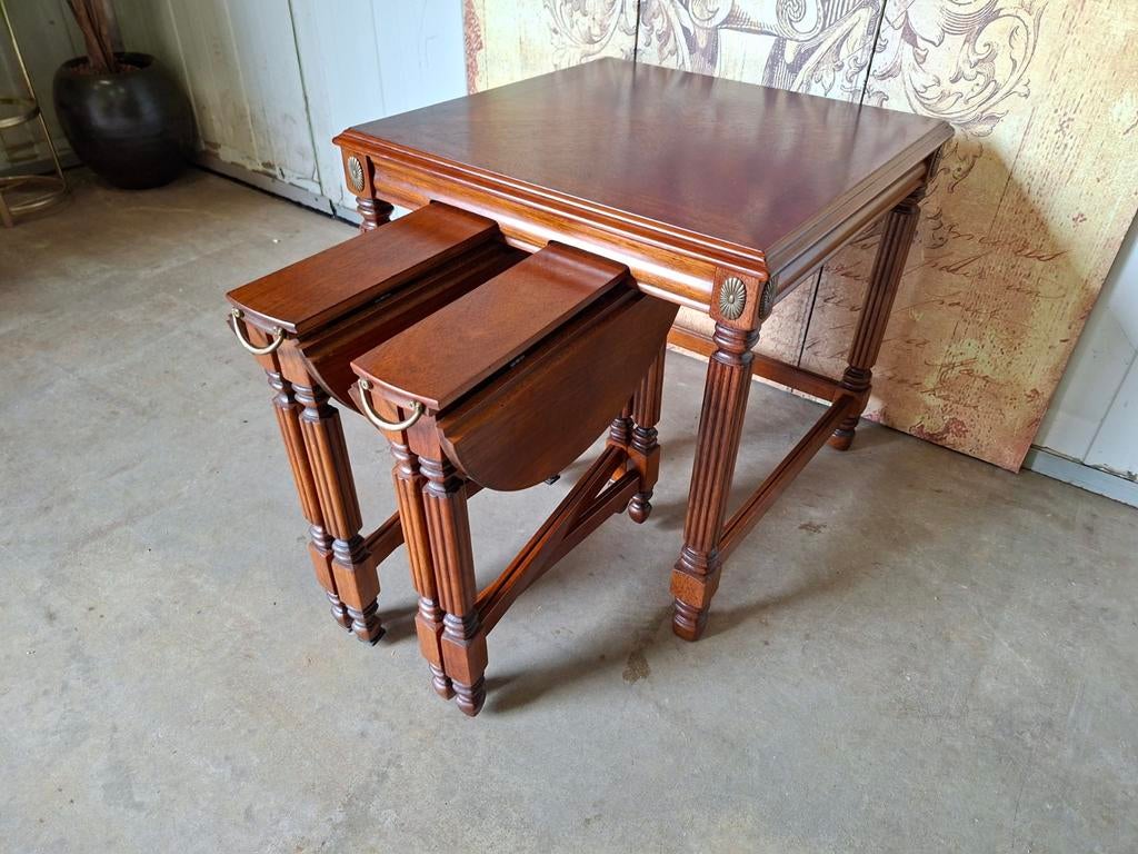 Klassieke Engelse  bijzettafel set bestaande uit 1 vierkante, Ophalen of Verzenden