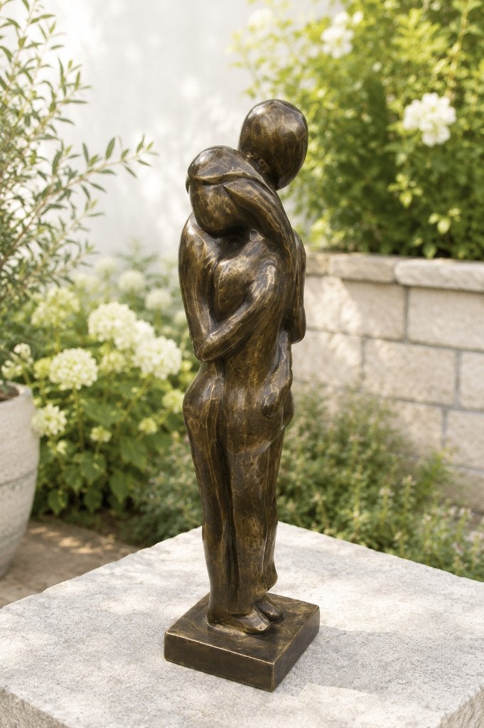 OMHELZING/ bronzen tuinbeeld / liefde / 45 cm hoog