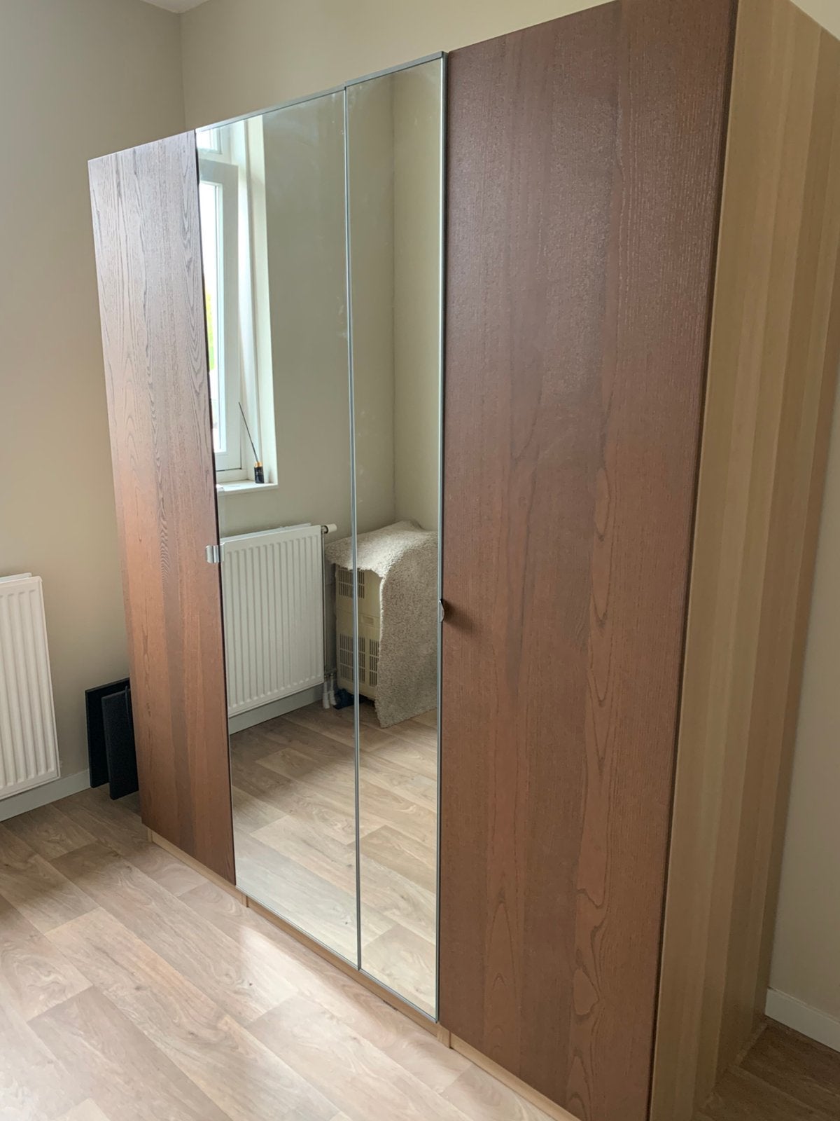 Kledingkast ikea met spiegeldeur. In walnootbruin. 200x175cm, Ophalen, Met deur(en), 200 cm of meer, 150 tot 200 cm