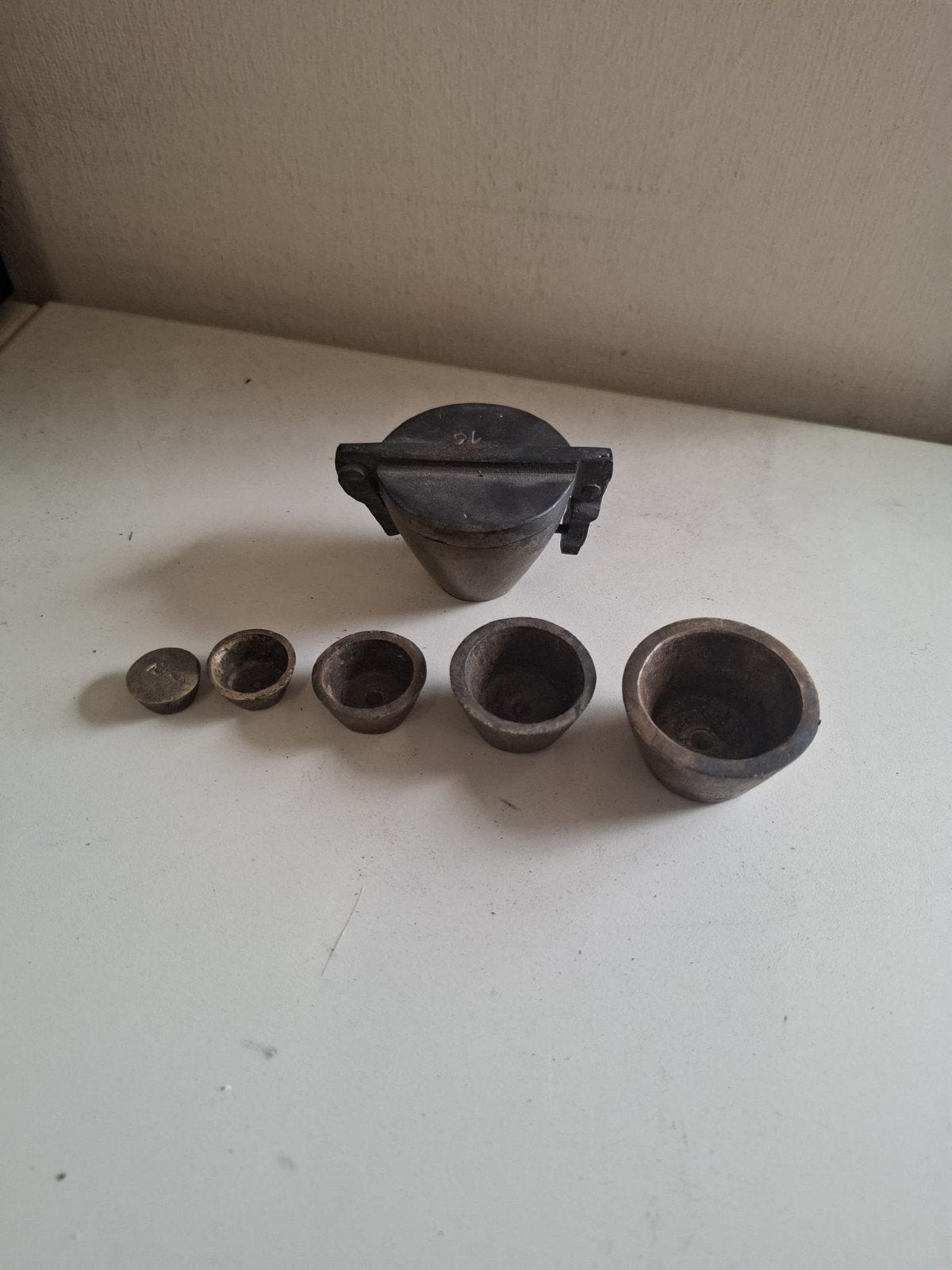 Antieke set sluitgewichten in bronzen houder, Antiek en Kunst, Verzenden