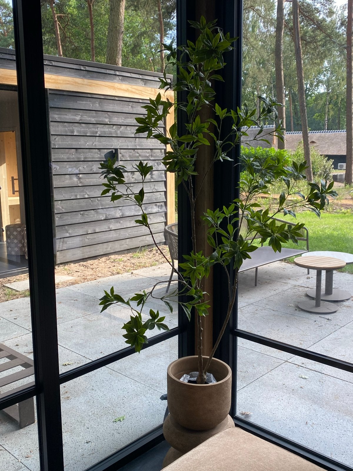 Grote kunstplant met pot - Groene bladeren, Huis en Inrichting, Woonaccessoires | Kunstplanten en Kunstbloemen, Binnen, Groen