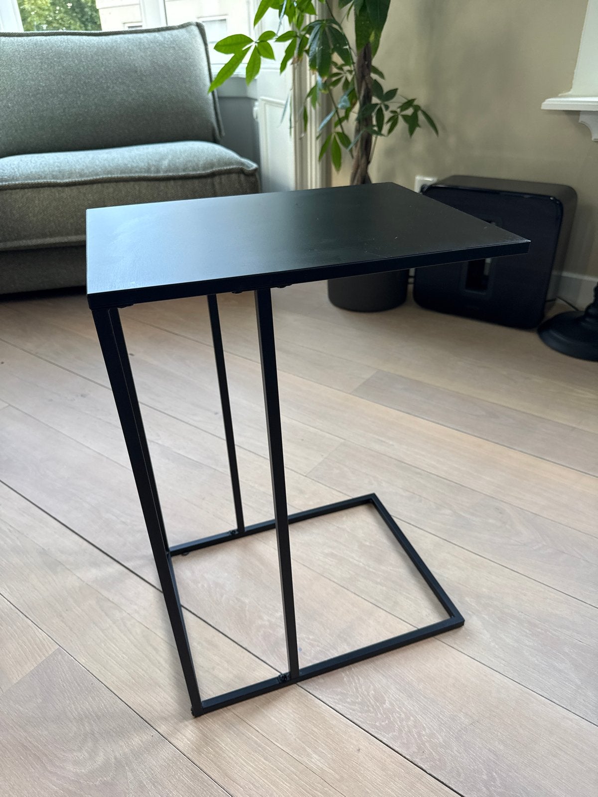Zwart bijzettafeltje - Modern en praktisch, Huis en Inrichting, Minder dan 55 cm, Gebruikt, Metaal of Aluminium, Rechthoekig