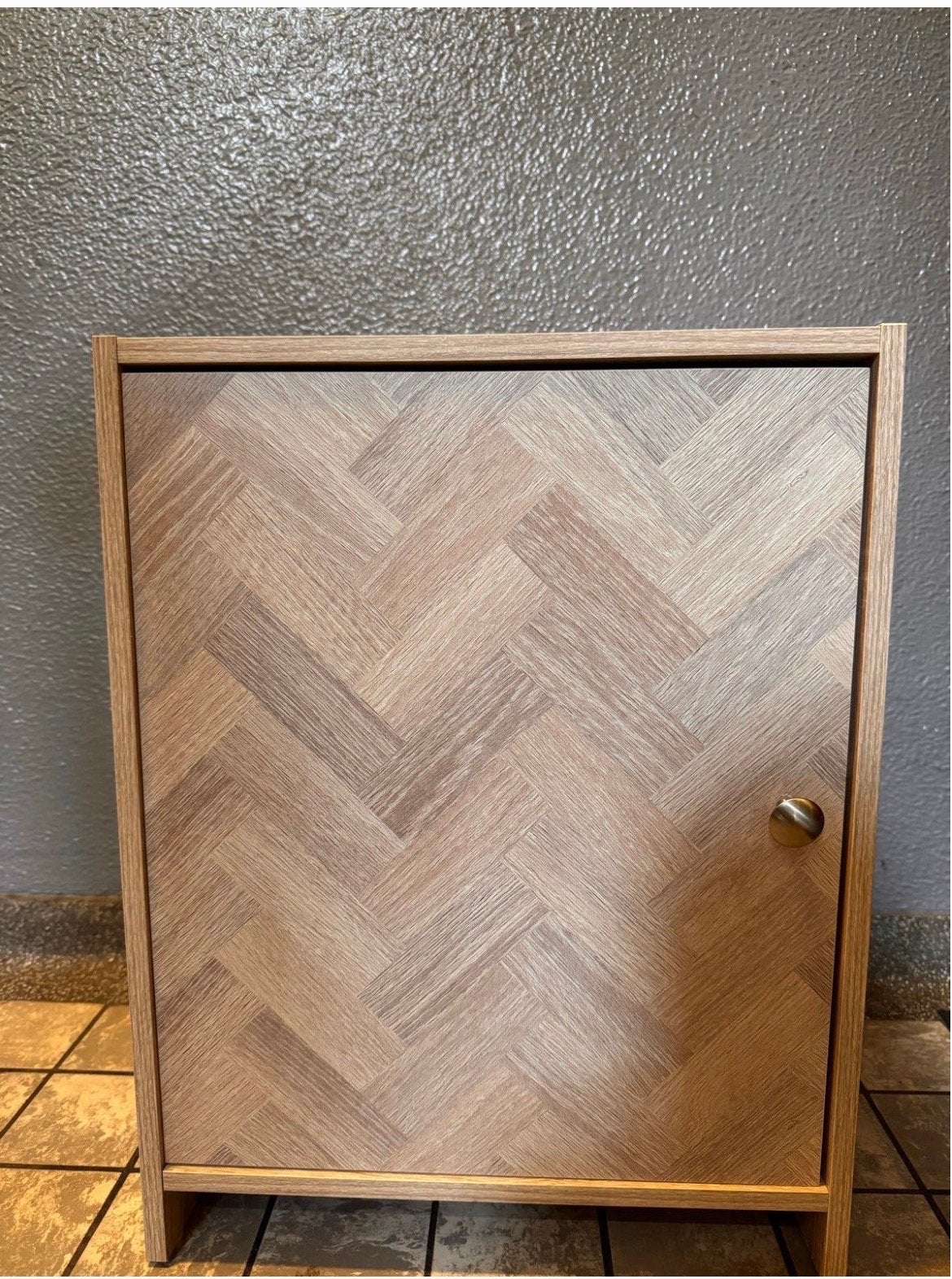Houten kastje met visgraatmotief en gouden knop, Huis en Inrichting, Ophalen, Zo goed als nieuw