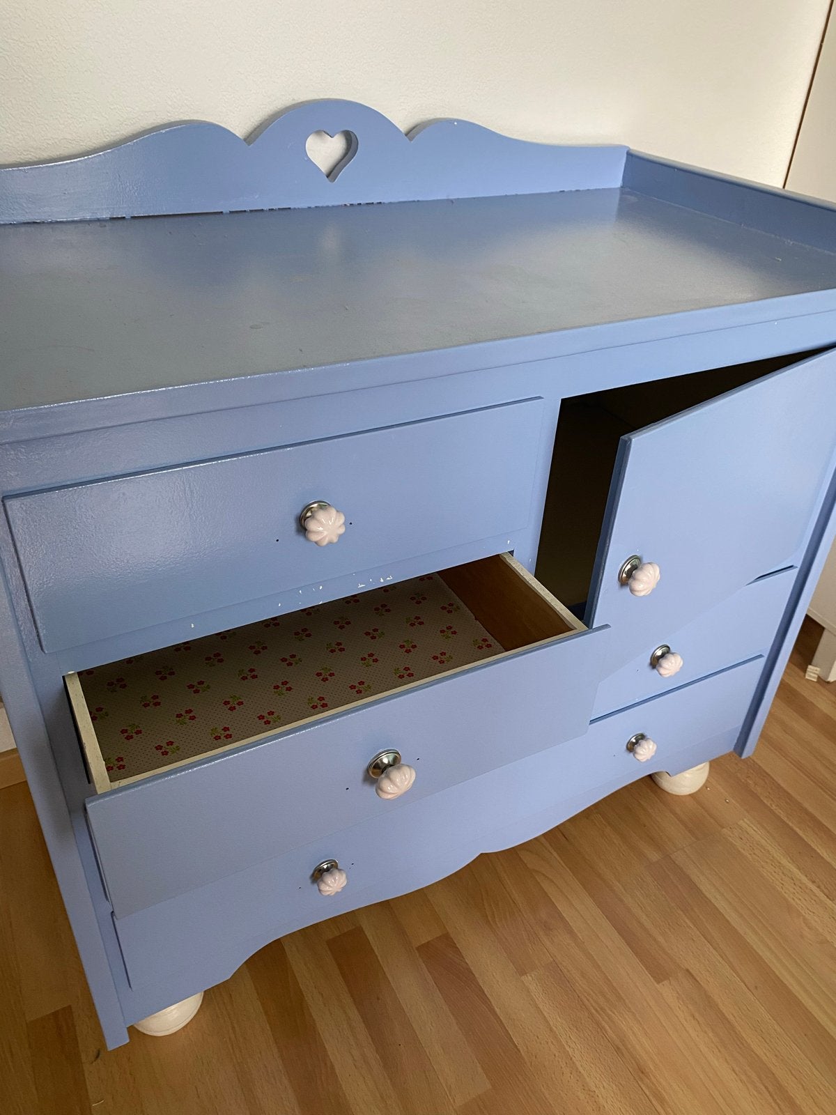 Blauw/Paars commode met uitschuifbare bladen en hartje, Gebruikt, 50 tot 70 cm, Ophalen of Verzenden, 100 cm of meer