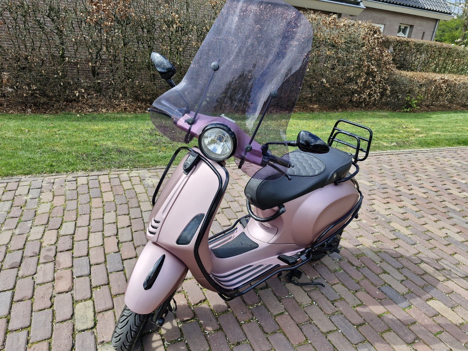 Vespa Primavera unieke roze kleur, Fietsen en Brommers, Ophalen, Overige modellen, Maximaal 45 km/u, Zo goed als nieuw