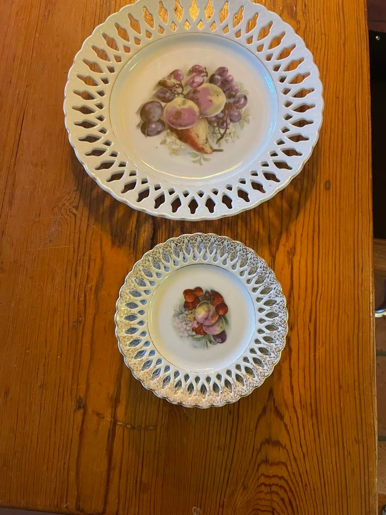 Gebaksset met opengewerkte rand en fruitmotief, Antiek en Kunst, Antiek | Porselein, Ophalen of Verzenden