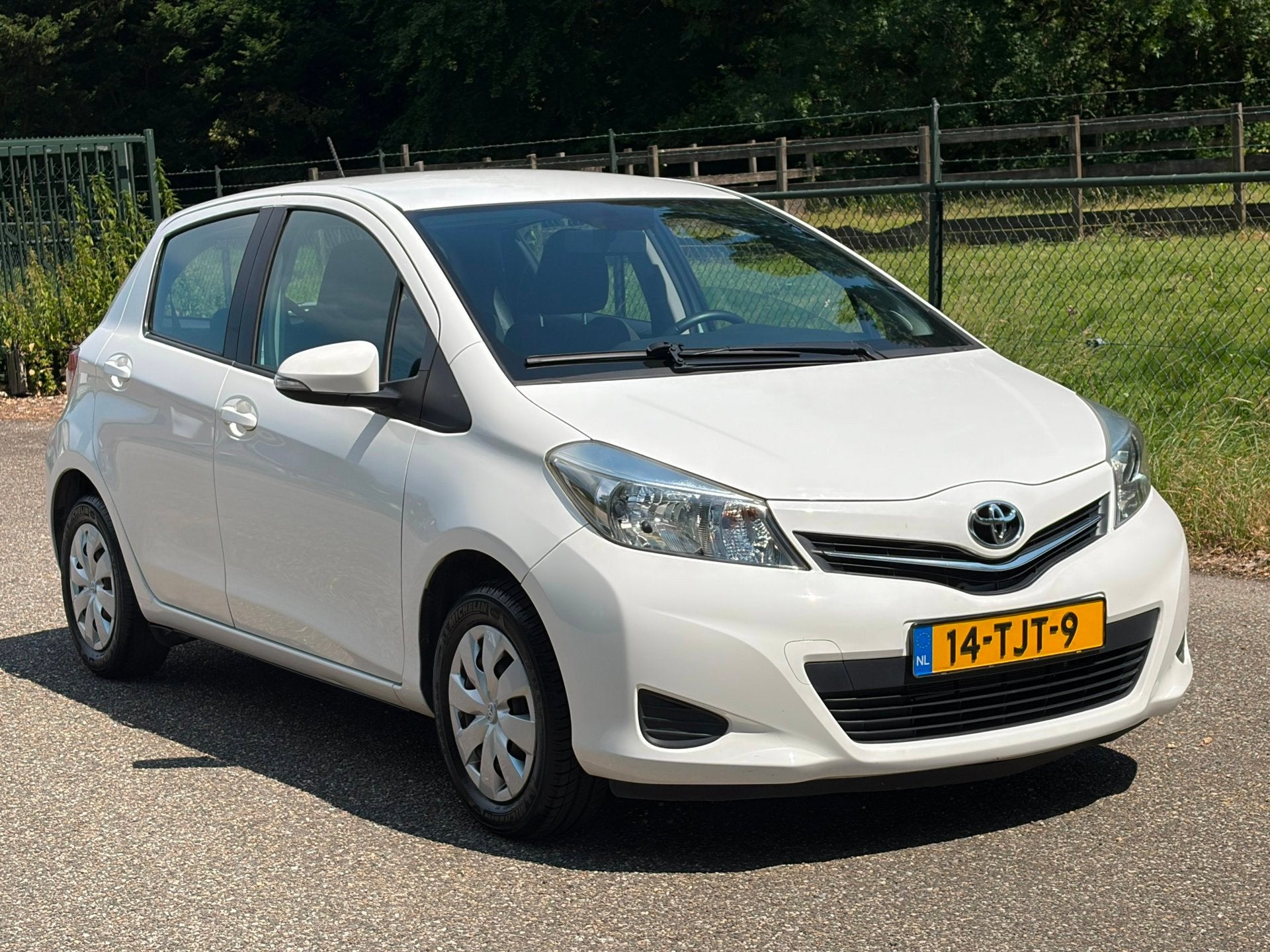 Toyota Yaris 1.0 VVT-i Aspiration /Camera/Airco/5-Deurs/, Auto's, Euro 5, 750 kg, Wit, Origineel Nederlands