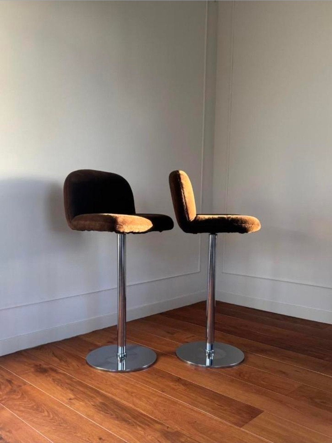 Exclusieve Design Barkrukken – Donkerbruin teddy & Chroom, Ophalen, Draaibaar, 60 tot 90 cm, Zo goed als nieuw