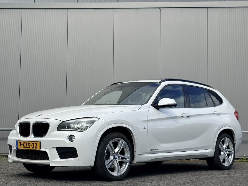 BMW X1 xDrive20i M pakket High Exec. - pano - airco - cruise, Auto's, Gebruikt, 4 cilinders, 2000 kg, Wit