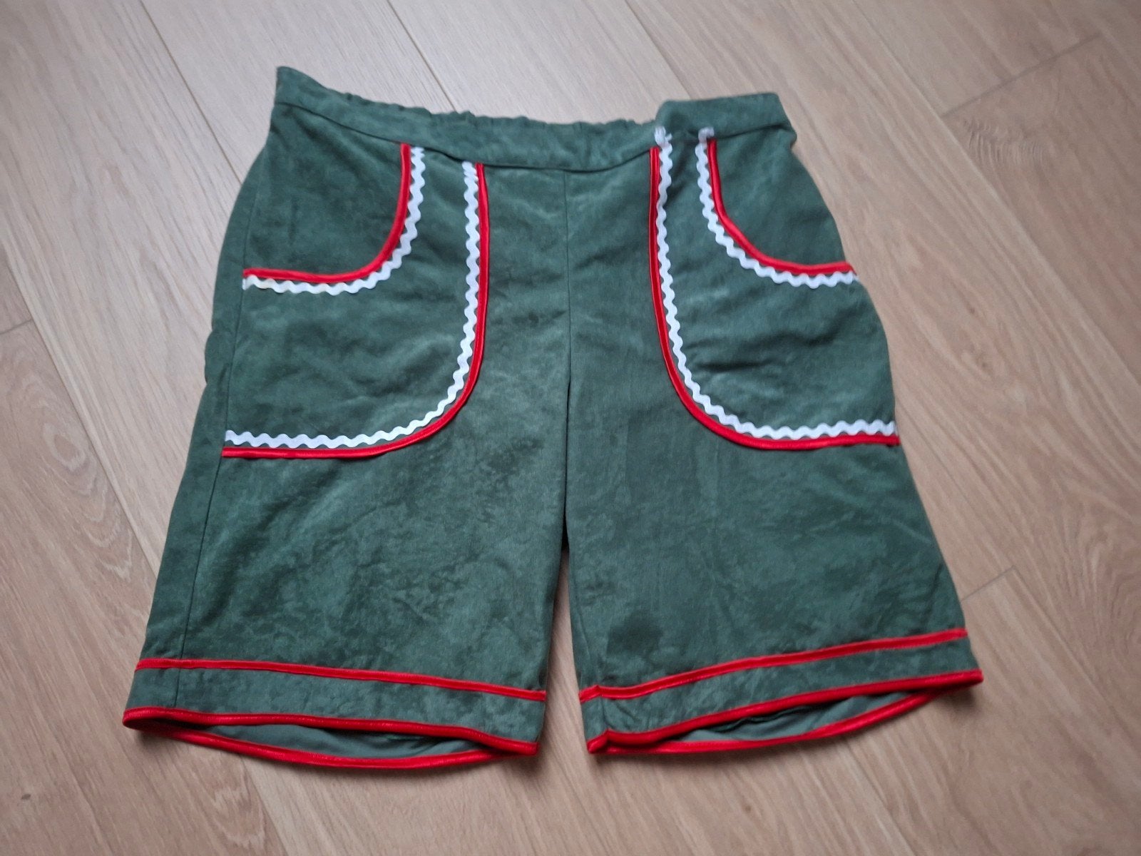 Groene Tiroler korte broek - Carnavalskleding, Kleding | Dames, Maat 38/40 (M), Carnaval, Ophalen of Verzenden, Kleding