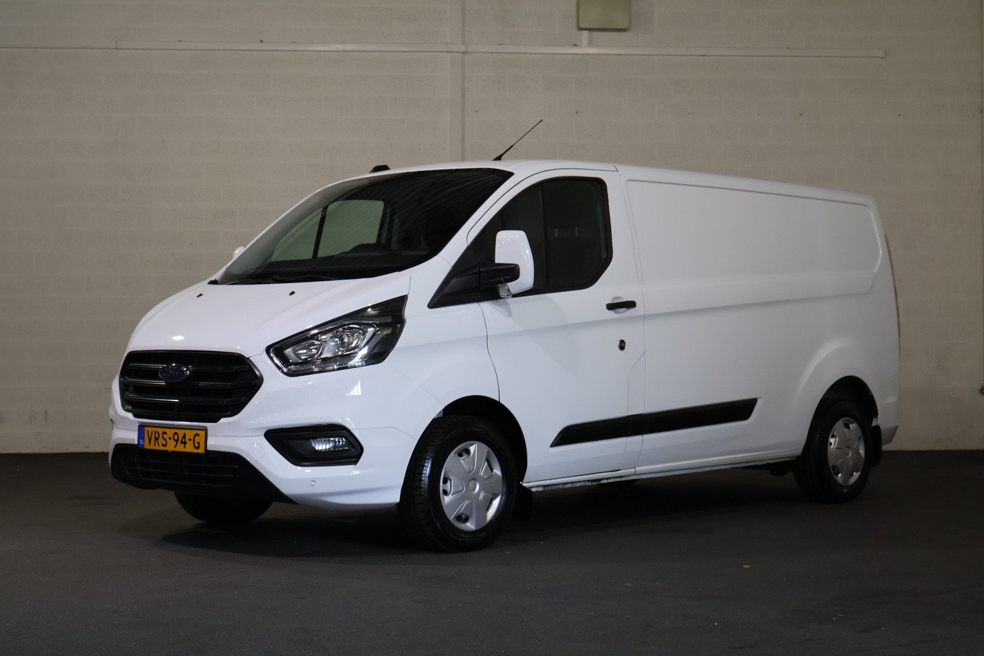 Ford Transit Custom 2.0 TDCI L2 H1 Trend Airco Camera, Voorwielaandrijving, Euro 6, 4 cilinders, 1991 kg
