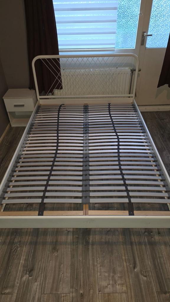 Ikea bedframe 140x200 cm met ijzeren frame, Ophalen, Wit, Tweepersoons, 140 cm