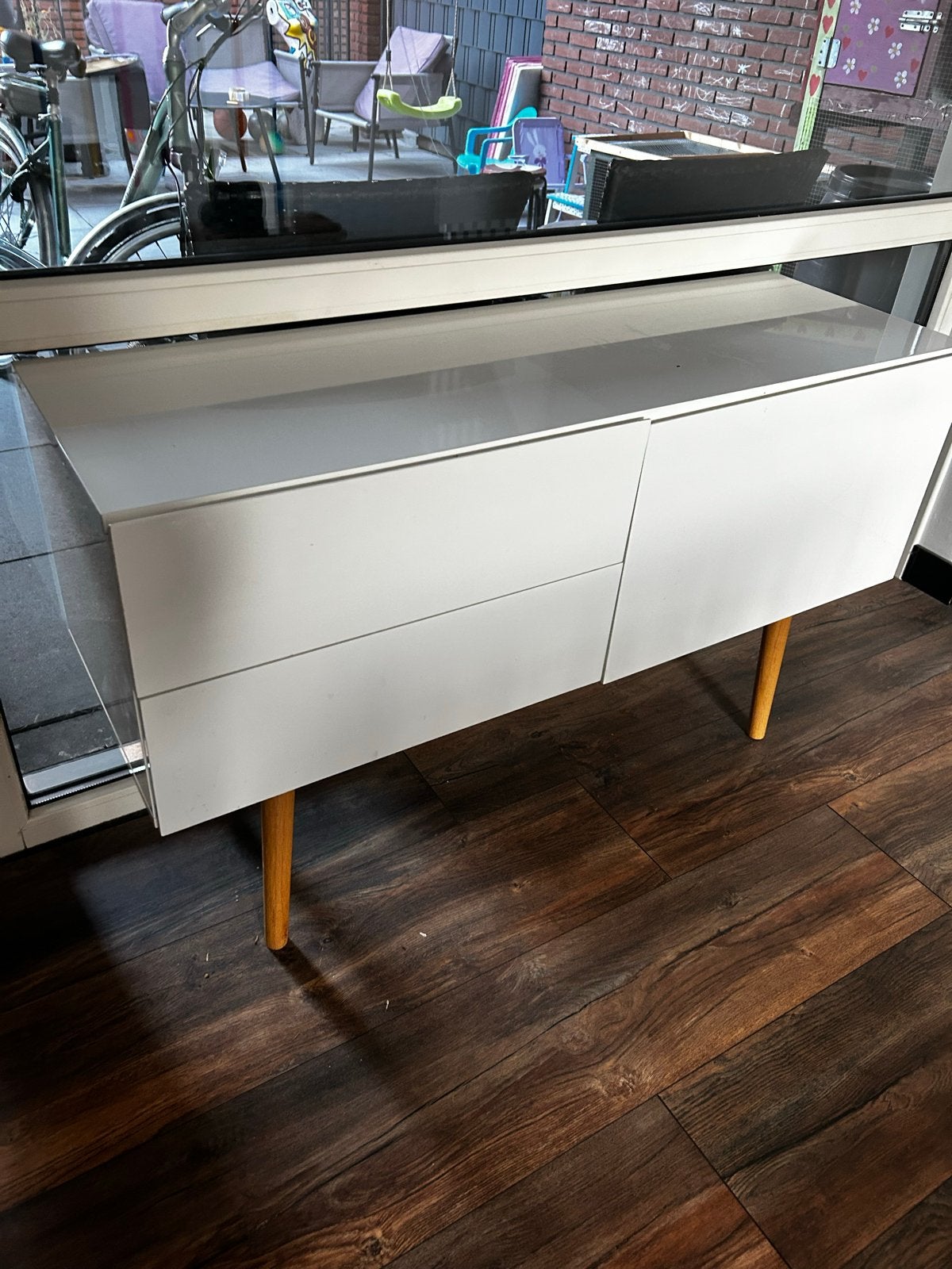 Witte ladekast met houten poten van het merk Zuiver Design, Ophalen, 50 tot 100 cm, Zo goed als nieuw, Met lade(s)