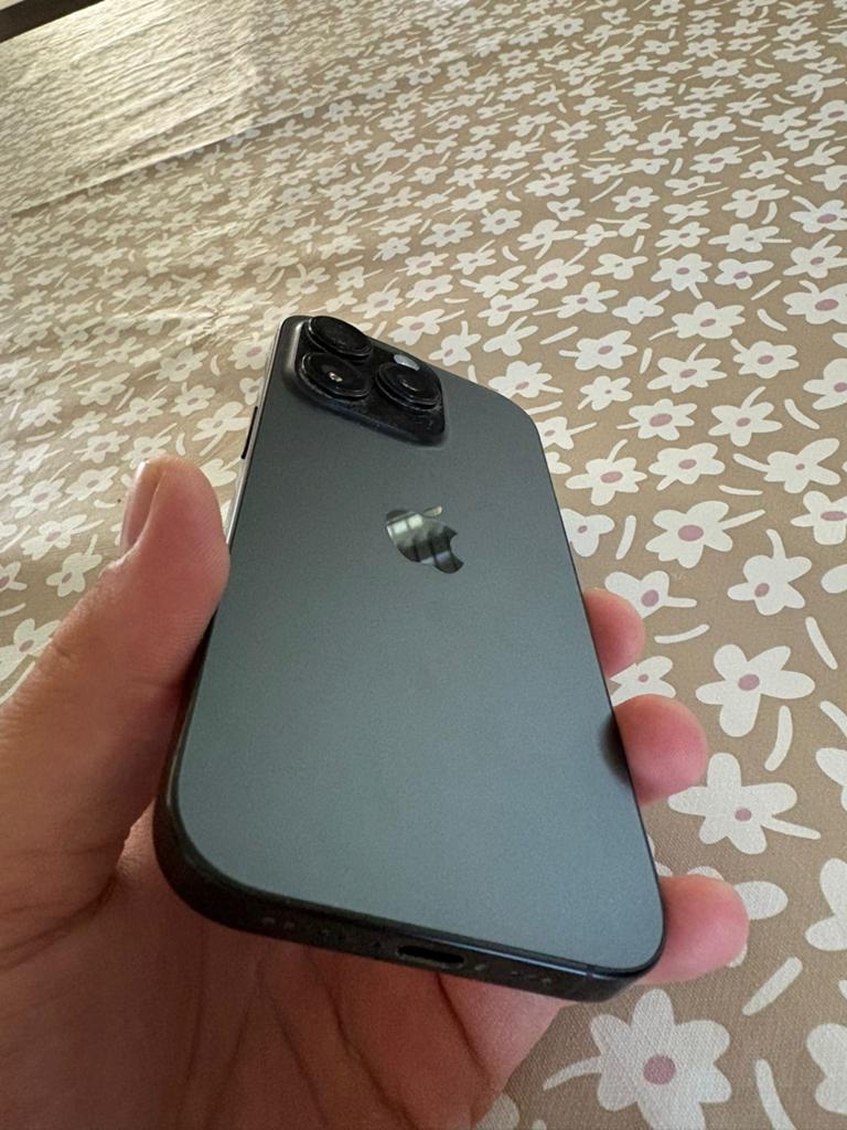 Apple iPhone 16 Pro (1 jaar oud) + hoesje - Zeer goede staat, 128 GB, Zwart, Zo goed als nieuw, Zonder simlock