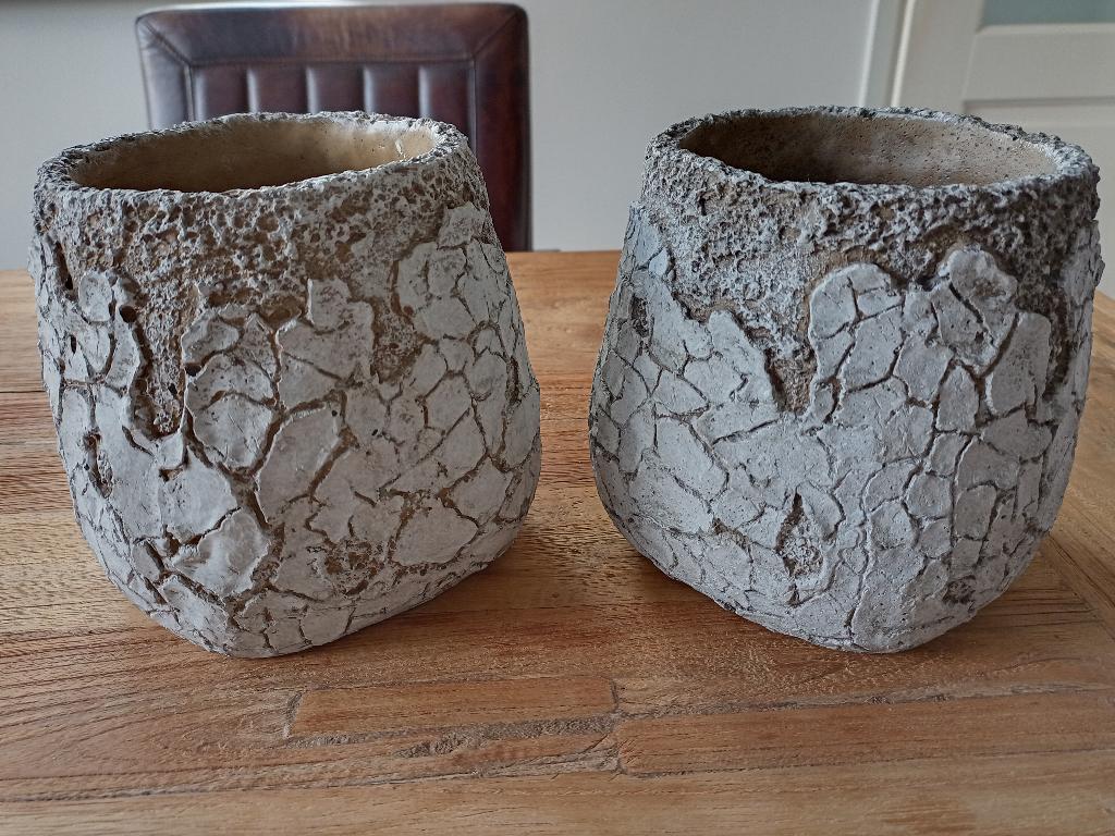2 mooie aparte bloempotten cement antique, Rond, Ophalen of Verzenden, Zo goed als nieuw, Aardewerk