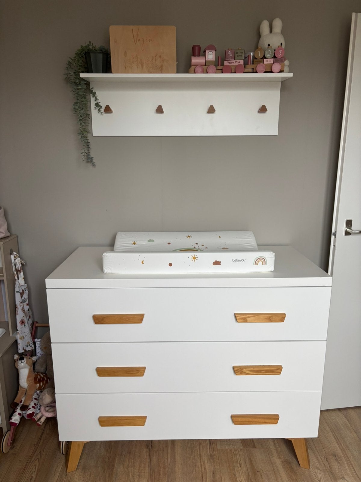 Ledikant, commode en wandplank, Ophalen, Zo goed als nieuw, Jongetje of Meisje