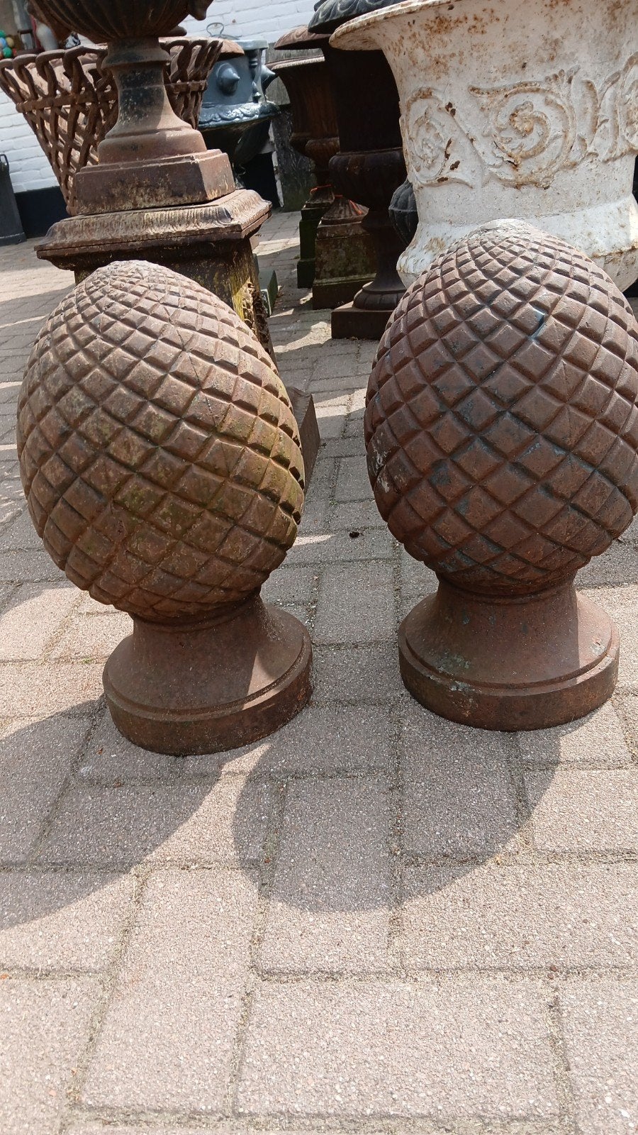 Set gietijzeren dennenappels, Ophalen