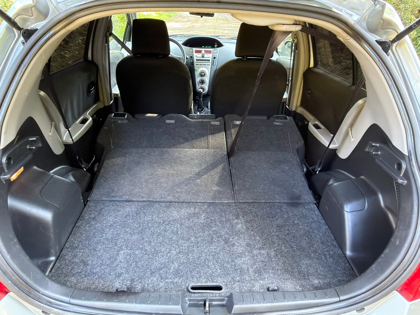 Foto 21 van Toyota Yaris 1.0 12V Vvt-i 5DR  2008 Grijs