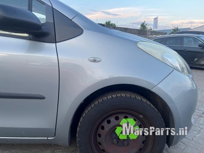 Scherm rechts-voor van een Toyota Yaris, Gebruikt, -, -, Ophalen of Verzenden