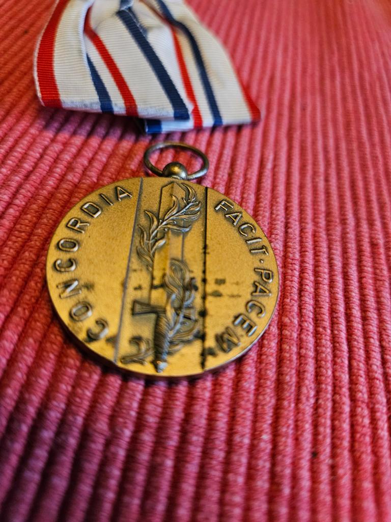 Herinneringsmedaille Multinationale Vredesacties - Origineel, Verzamelen, Militaria | Algemeen, Landmacht, Nederland, Ophalen of Verzenden