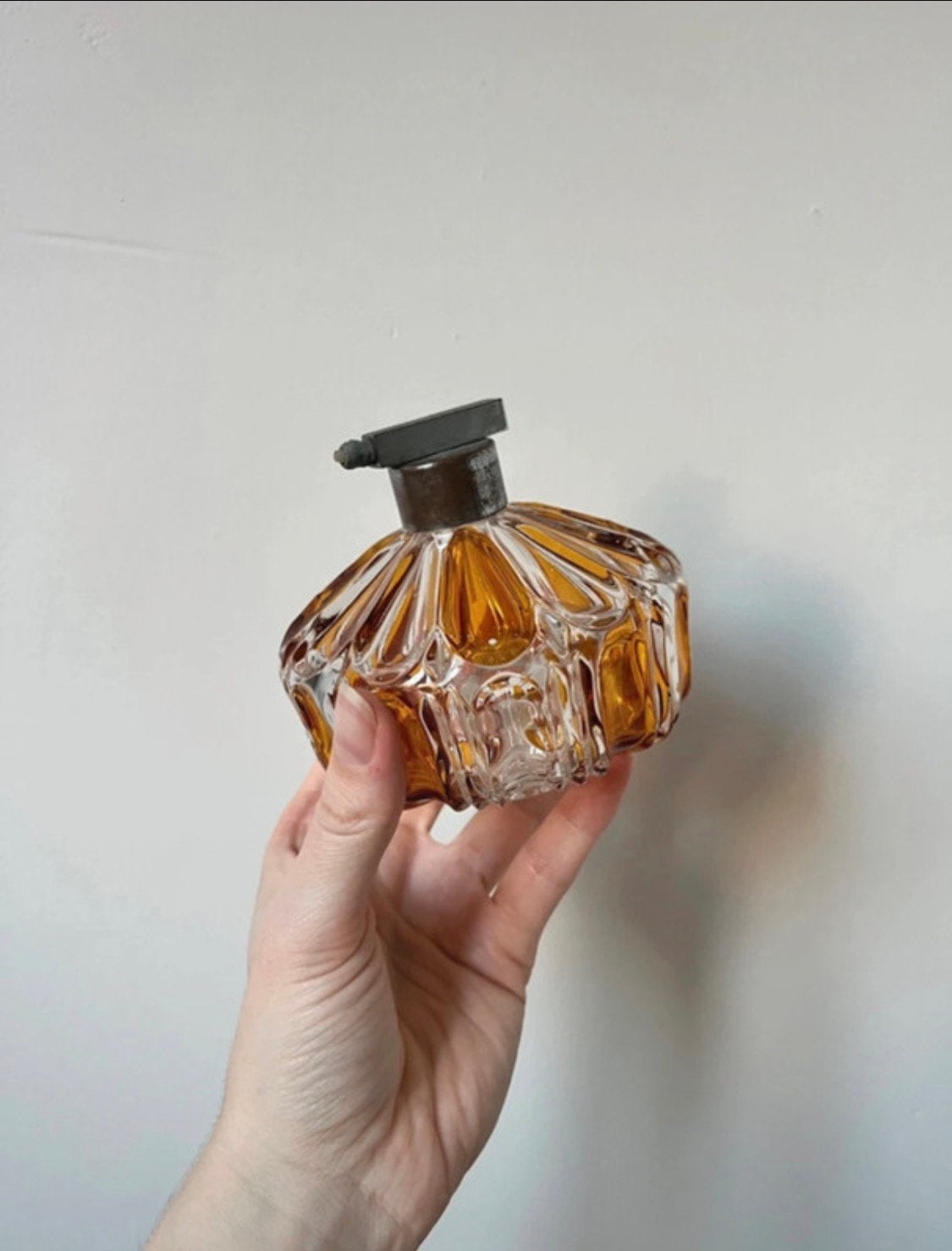 Prachtige vintage parfumfles,9x9,5cm. Art deco 50s boho oker, Verzenden