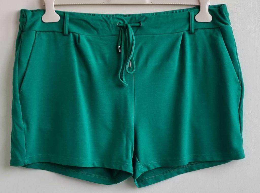 Norah groene short mt. 48, Kort, Maat 46/48 (XL) of groter, Ophalen of Verzenden, Zo goed als nieuw