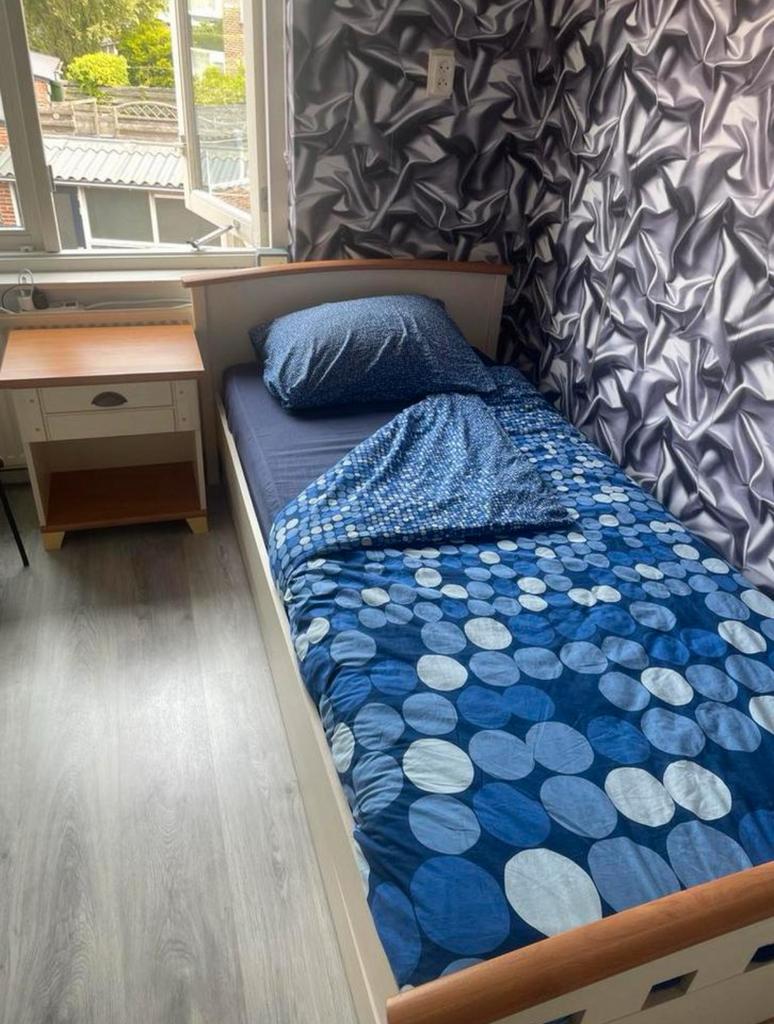 Complete kamer inrichting: bed, nachtkastje en kledingkast, Ophalen, Zo goed als nieuw, Eenpersoons