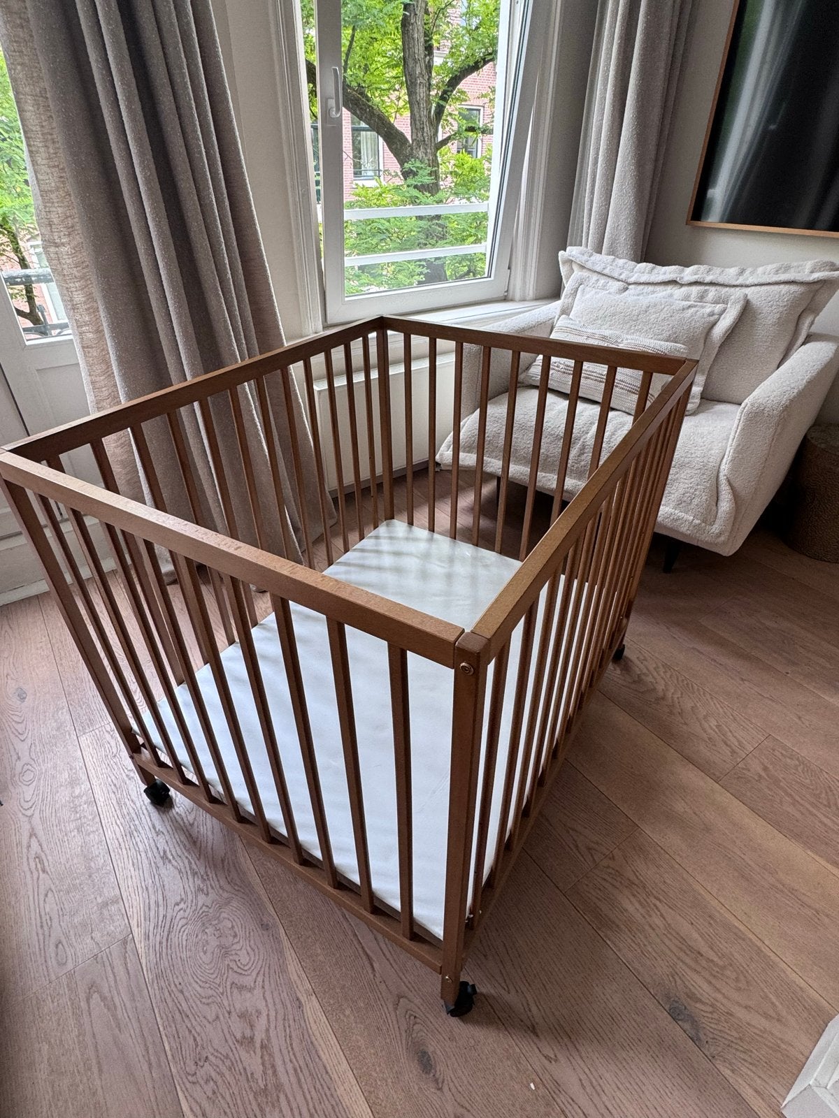 Petite Amélie box Nois 95x75 cm walnoot, Kinderen en Baby's, Boxen, Gebruikt, Rechthoekig, In hoogte verstelbaar, Boxkleed, Wieltjes