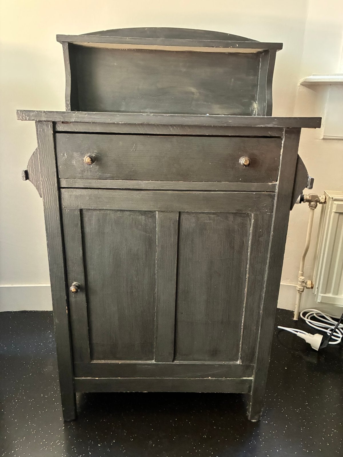 Brocante zwart kastje met opstaande rand, Ophalen, Gebruikt