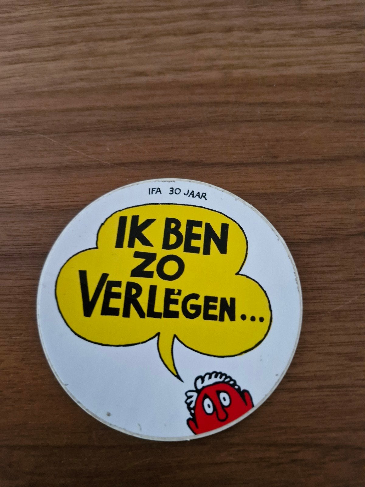 11896 Vintage IFA 30 Jaar 'Ik ben zo verlegen...' Sticker, Ophalen of Verzenden, Gebruikt, Overige typen
