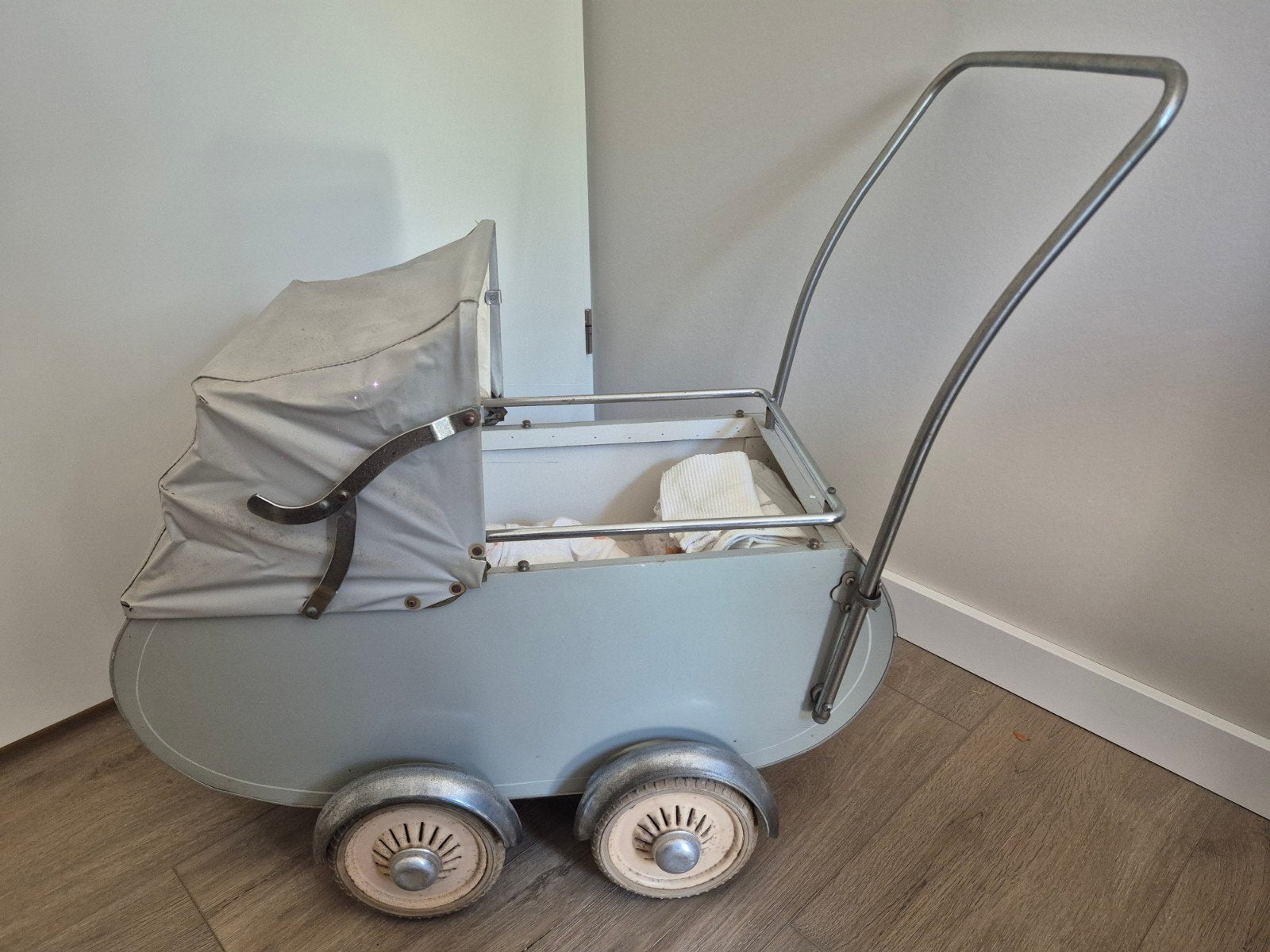 Vintage poppenwagen met babypop, Ophalen of Verzenden