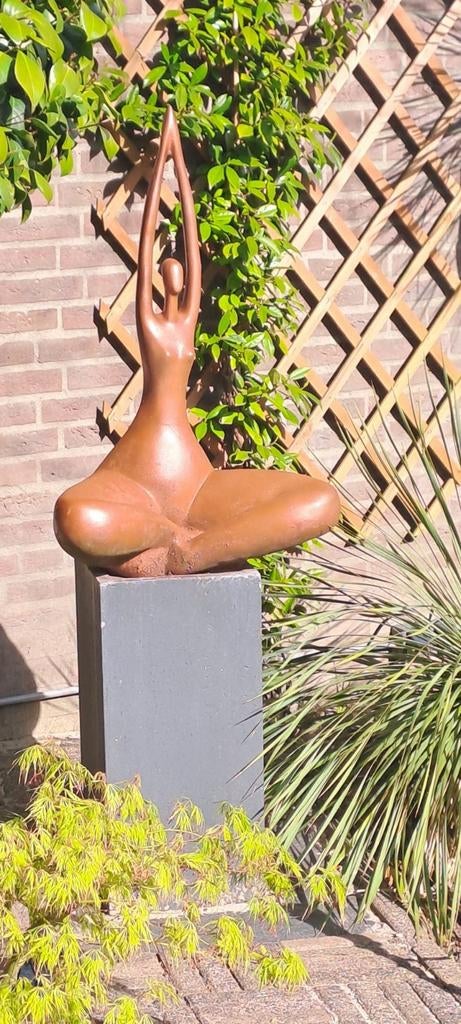 Gezocht kunststof beeld  brons van mediterende vrouw, Tuin en Terras, Tuinbeelden, Ophalen of Verzenden