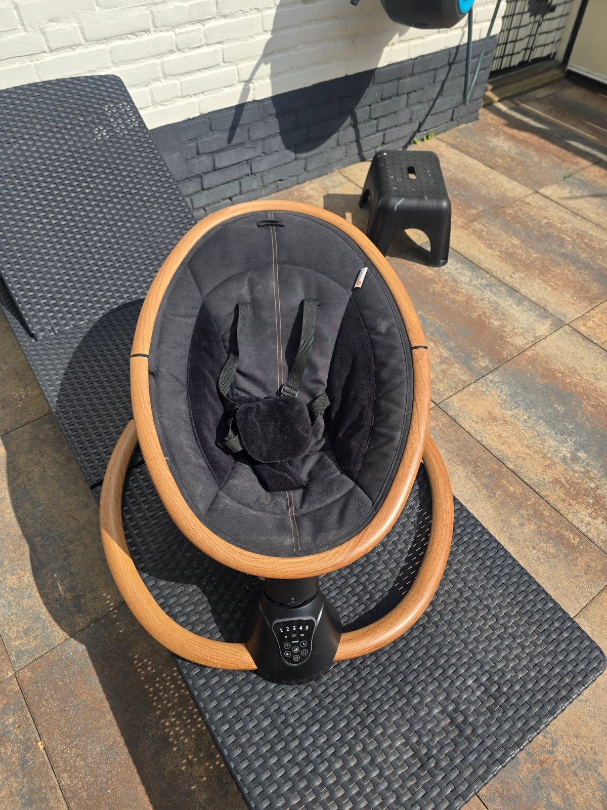 Qute Q rocker zwart hout wipstoek electrische timer muziek, Ophalen, Zo goed als nieuw, Wipstoel