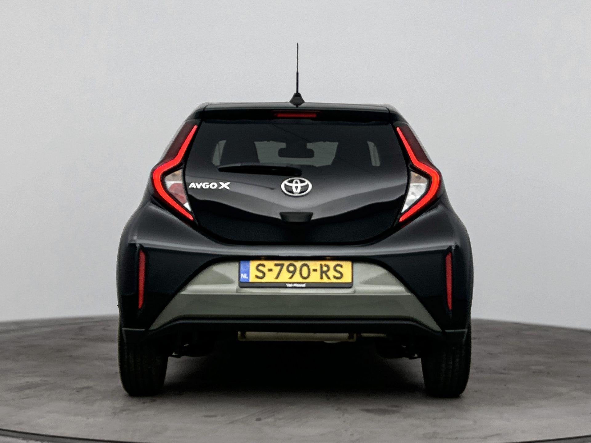 Toyota Aygo X 1.0 VVT-i S-CVT Envy 72PK | Automaat | Navigat, Auto's, Toyota, Gebruikt, 4 stoelen, Leder en Stof, 3 cilinders