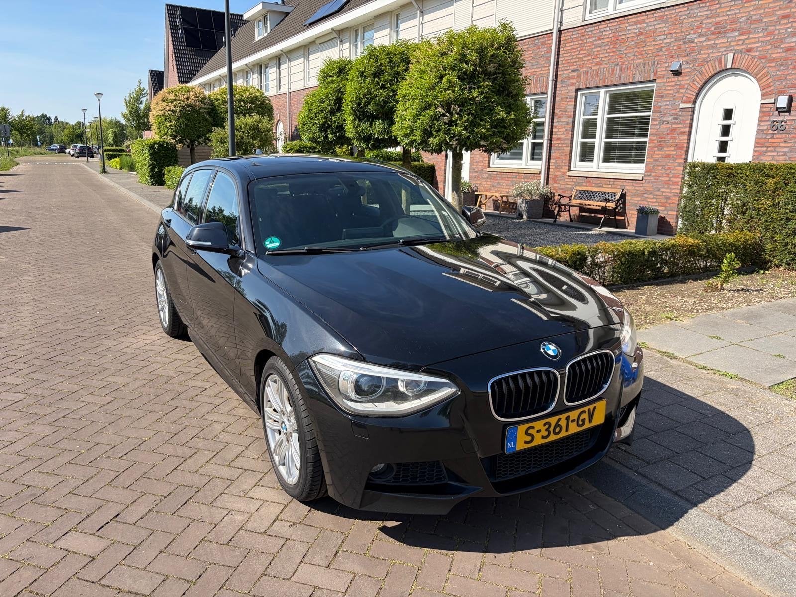 BMW 1-Serie 116i 100KW 5DR Aut8 2013 Zwart, Auto's, BMW, Zwart, 4 cilinders, Zwart, 1200 kg