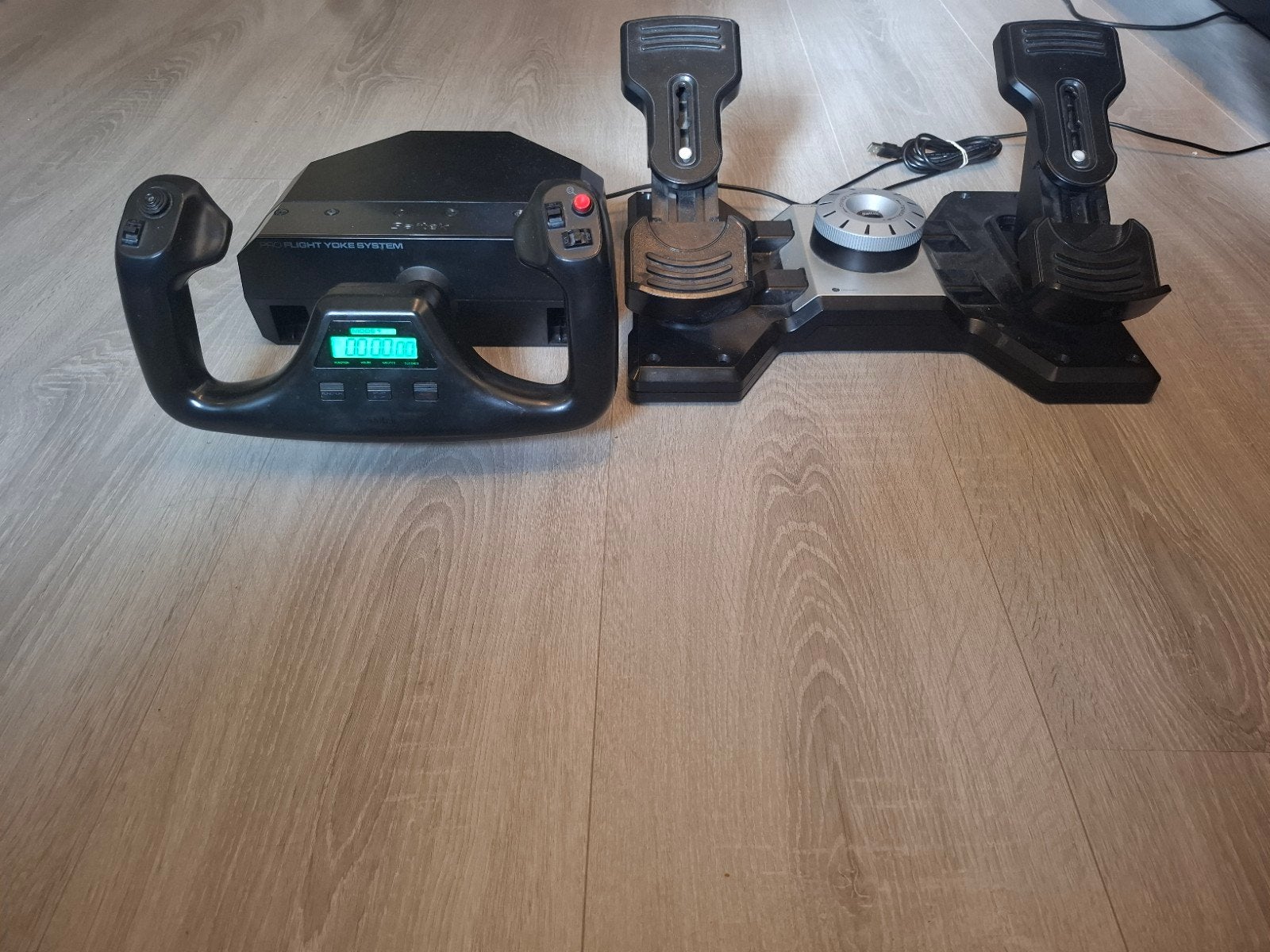 Saitek Pro Flight Yoke System met Pedalen, Ophalen of Verzenden, Overige merken, Zo goed als nieuw
