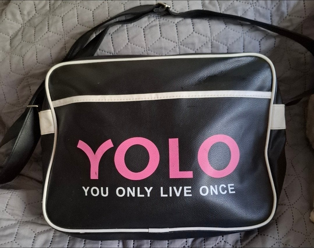 Nieuwe Zwarte YOLO Schooltas / Laptoptas, 30 tot 40 cm, Zwart, Nieuw, Ophalen of Verzenden