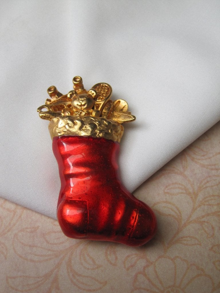 Broche kerst rood emaille kerstsok met speelgoed /AS, Verzenden, Zo goed als nieuw